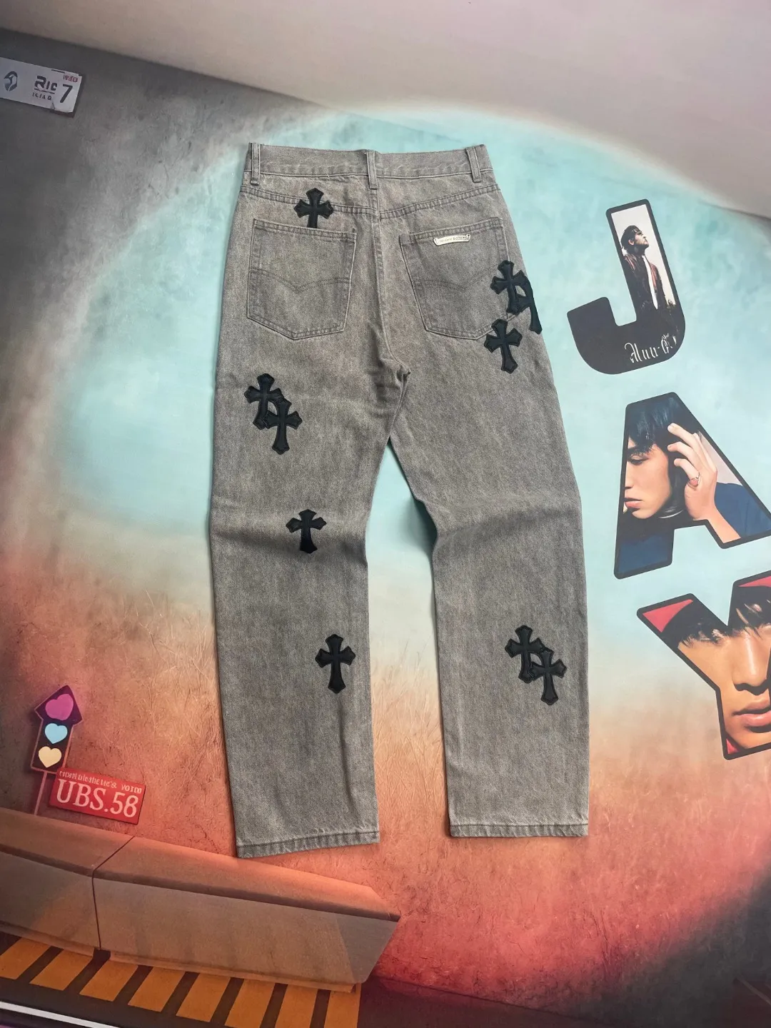 🅿️240 🔘Style No.-KL126 🔘Chloe Heart𝐂𝐡𝐫𝐨𝐦𝐞 𝐇𝐞𝐚𝐫𝐭 Matty Boy Sex Records Series Limited Gray Patch Leather High Street Jeans* [Same Style as JJ Lin] This CH jeans by Chloé Heart can be called the pinnacle of craftsmanship and design. Each pair of trousers must go through a complicated process. The finished product is first washed and then disassembled. With the exquisite craftsmanship of the craftsmen, the sheepskin is carefully cut into a cross shape, sewn by hand stitch by stitch, and then re-pieced into shape. The complicated process is difficult to describe in detail in words. When you get it, you can really feel the top-notch texture that hits your face, and its strength proves that "it looks good, no need to say more". The fabric is made of thick beaded canvas and has been washed with heavy water. The texture of the upper body is doubled, showing a natural and unique texture. The pants are straight and neat, highlighting the wearer's heroic appearance. The entire trousers are three-dimensionally cut and fit ergonomically, making them impeccable both in terms of visual effect and wearing experience. In terms of details and accessories, these jeans are also exquisite. The hardware is strictly customized according to the ZP original version, with high quality, strong and durable; the customized small leather label has a unique design, highlighting the brand's high-end positioning. After being washed, the thick beaded canvas not only feels soft and skin-friendly, but also has excellent breathability, bringing all-day comfort to the wearer. The overall workmanship of the trousers is exquisite, and every line is neatly and carefully arranged. From the overall design to the details, it shows a simple yet exquisite style.  Size: S M L XL XXL (28.30.32.34.36) Color: Gray